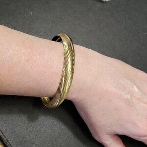 Gold tone textured bangle bracelet approx 9"